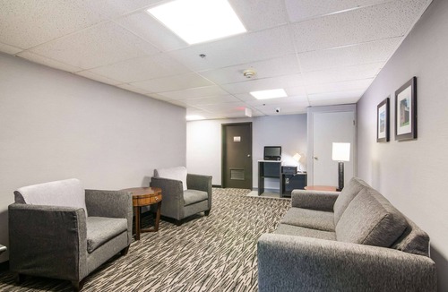 Jamestown Hotel | Clarion Pointe Jamestown - Falconer
