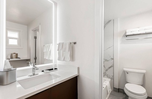 Mount Vernon Hotel | Clarion Pointe Mount Vernon - Burlington