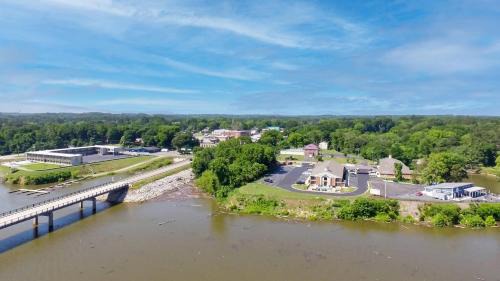 Clarksville Hotel | Clarion Pointe on the lake Clarksville-South Hill West