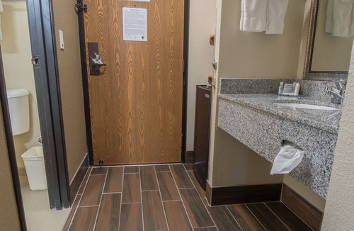 Mount Pleasant Hotel | Clarion Pointe Racine - Mount Pleasant