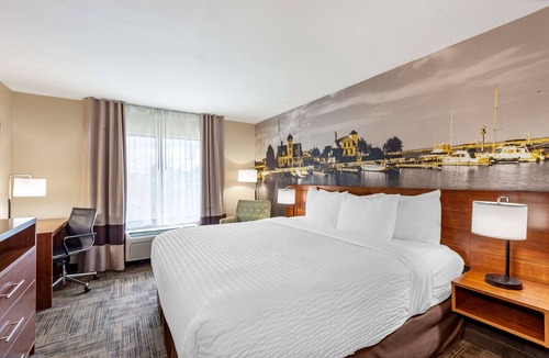 Mount Pleasant Hotel | Clarion Pointe Racine - Mount Pleasant
