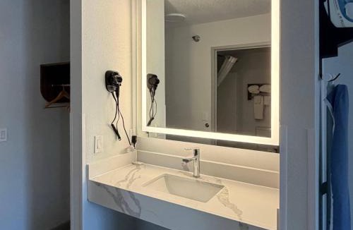 Turners Hotel | Clarion Pointe Springfield Southeast