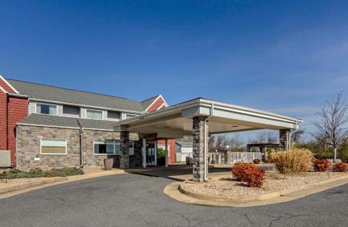 Staunton Hotel | Clarion Pointe Staunton East