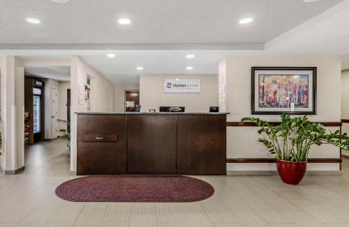 Staunton Hotel | Clarion Pointe Staunton East