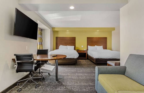 Staunton Hotel | Clarion Pointe Staunton East