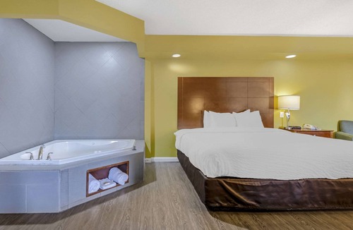Staunton Hotel | Clarion Pointe Staunton East