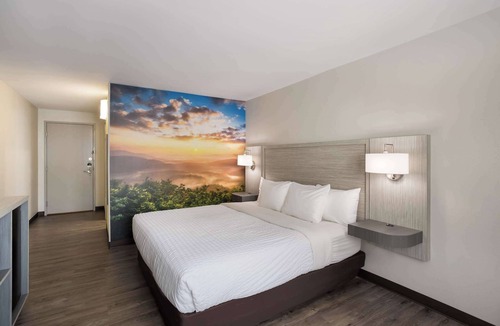 Sylva Hotel | Clarion Pointe Sylva near Cherokee Area
