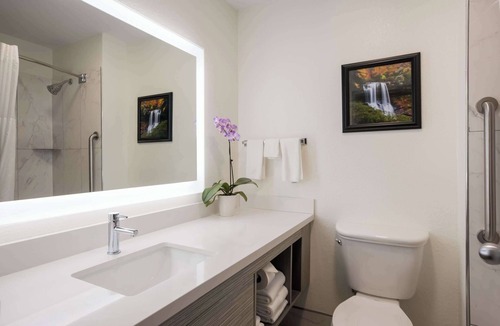 Sylva Hotel | Clarion Pointe Sylva near Cherokee Area