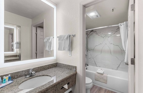 Wenatchee Hotel | Clarion Pointe Wenatchee