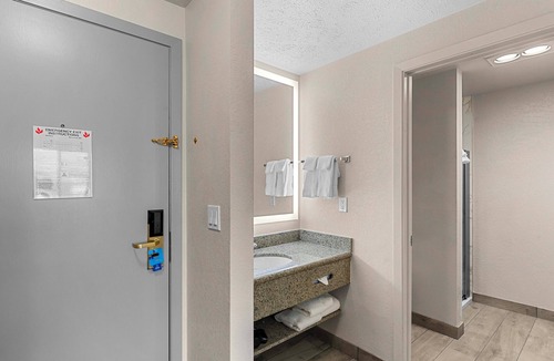 Wenatchee Hotel | Clarion Pointe Wenatchee