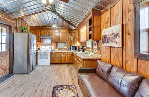 Clarkesville Cabin | Clarkesville 'Rustic Hideaway' on 38-Acre Farm!