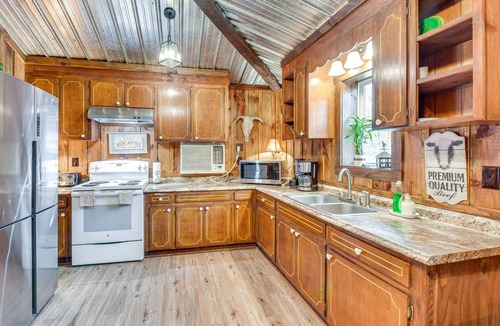 Clarkesville Cabin | Clarkesville 'Rustic Hideaway' on 38-Acre Farm!