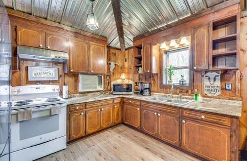 Clarkesville Cabin | Clarkesville 'Rustic Hideaway' on 38-Acre Farm!