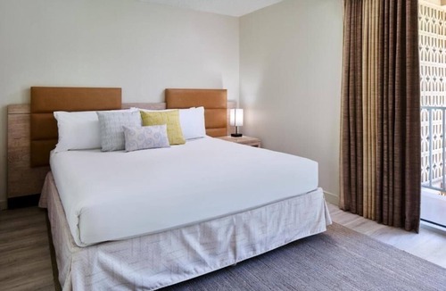 Diamond Head - Kapahulu - St. Louis Hotel | Classic 1-Bedroom Suite | Beachfront Stay with Easy Ocean Access