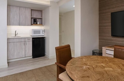 Diamond Head - Kapahulu - St. Louis Hotel | Classic 1-Bedroom Suite | Beachfront Stay with Easy Ocean Access