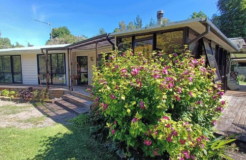 Otaki House | Classic 1960s home amongst native trees