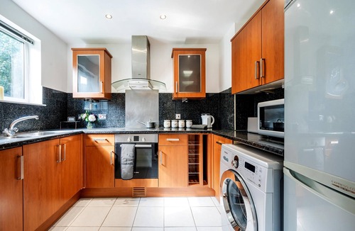 Whittington Apartment | Classic 2 bed Apartment Situated in Mill Hill