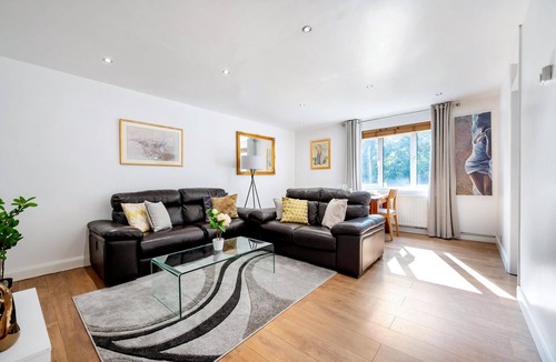 Whittington Apartment | Classic 2 bed Apartment Situated in Mill Hill