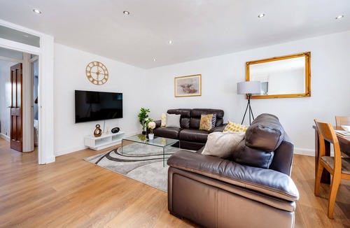 Whittington Apartment | Classic 2 bed Apartment Situated in Mill Hill