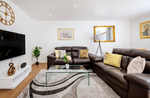 Whittington Apartment | Classic 2 bed Apartment Situated in Mill Hill