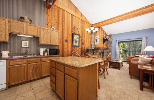 Winter Park Condo | Classic 2 bedroom - clean and comfortable with full kitchen