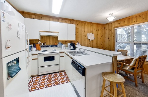 Ocean Sands Condo | Classic 3BR 2nd-Floor | Balcony | Pool