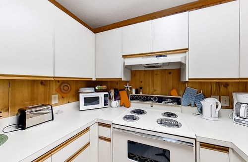 Ocean Sands Condo | Classic 3BR 2nd-Floor | Balcony | Pool