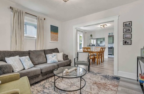 Lakewood House | Classic 4BR Bungalow | Near Edgewater Beach