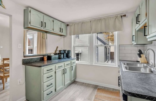 Lakewood House | Classic 4BR Bungalow | Near Edgewater Beach