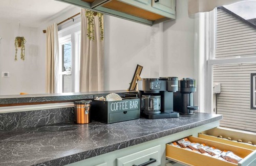 Lakewood House | Classic 4BR Bungalow | Near Edgewater Beach