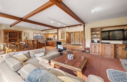 Ludlow House | Classic 5-BR Vermont Ski Home | 5 Min to Okemo