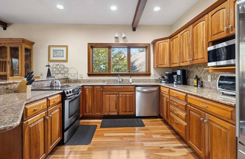 Ludlow House | Classic 5-BR Vermont Ski Home | 5 Min to Okemo