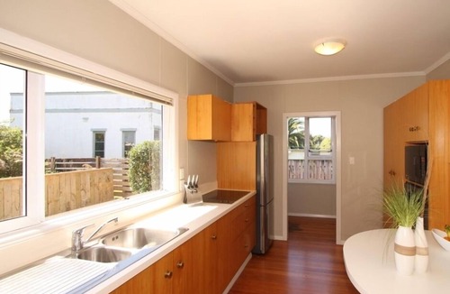 Paraparaumu Beach House | Classic 50’s Beach Bach - Handy to Everything