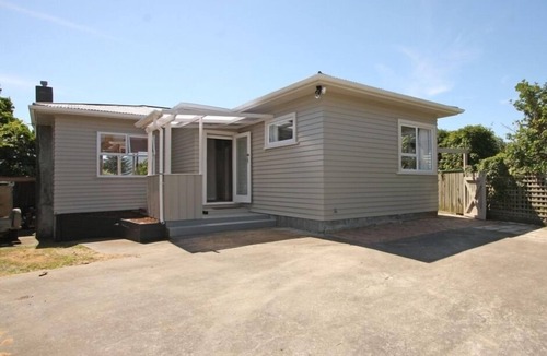 Paraparaumu Beach House | Classic 50’s Beach Bach - Handy to Everything