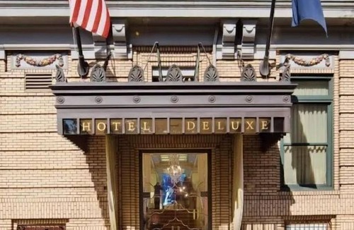 Goose Hollow Apartment | Classic and Elegant Studio Suite | Pet-Friendly