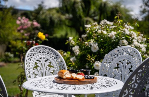 Taupo House | Classic Bach with Wifi and pets