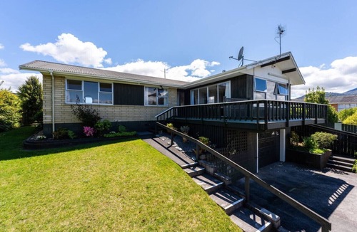 Taupo House | Classic Bach with Wifi and pets