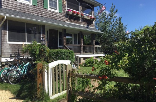 Avon House | Classic Bayheader with Pool & 4 minute Walk to Beach