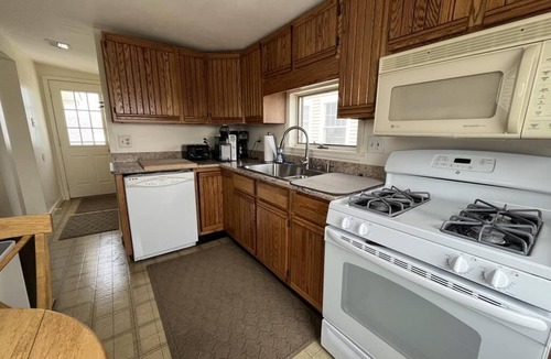 Beach Haven Gardens Apartment | Classic beach house on the bay