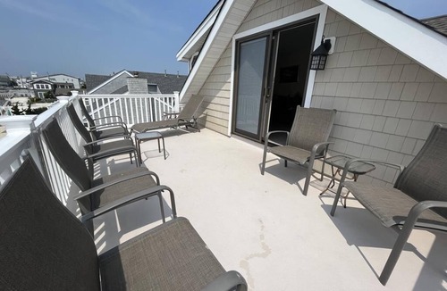 Beach Haven Gardens Apartment | Classic beach house on the bay