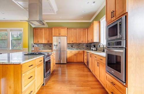 North Bethany House | Classic Bethany 5BR, by Blueground