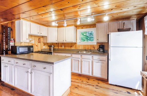 West Boothbay Harbor Cottage | Classic Boathouse - 2BD Waterfront Cottage - Dock & Float Access