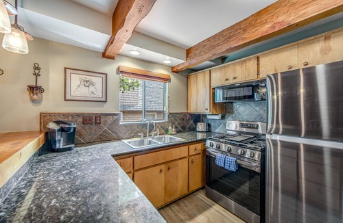 Cedar Glen House | Classic cabin with fireplace, lake access, grill, central AC & washer/dryer