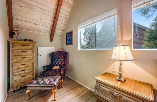 Cedar Glen House | Classic cabin with fireplace, lake access, grill, central AC & washer/dryer