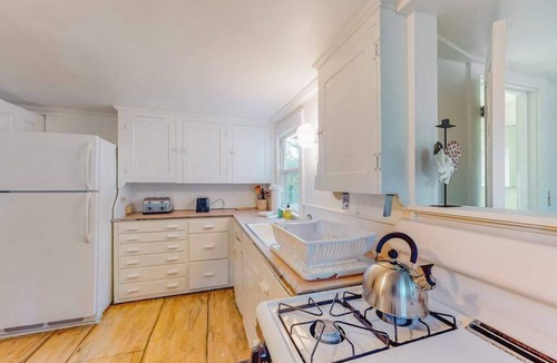 Aquinnah House | Classic Cape home with full kitchen, W/D, firepit & gas grill - walk to beach