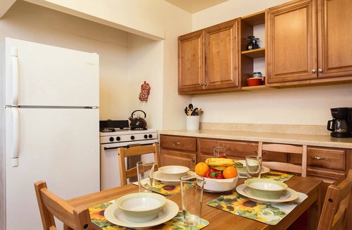 Hollywood Apartment | Classic & Central Hollywood Retreat with Porch and Garden