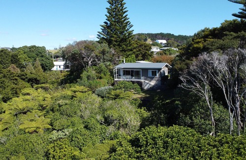 Leigh House | Classic charm at Denee family bach