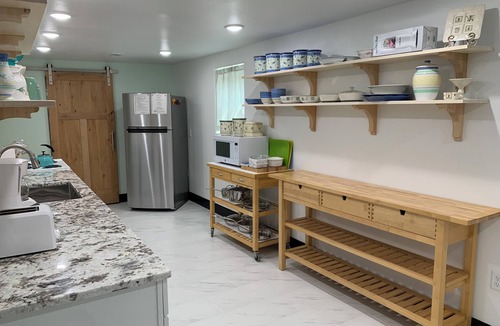 Cheyenne Apartment | Classic Charm B with Central AC, High Speed WiFi, Full Size Washer Dryer