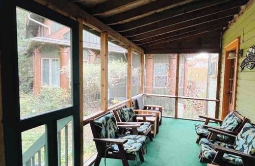 Chelsea Cottage | Classic Chelsea Cottage on the Gatineau River and along the famous Chelsea Trail