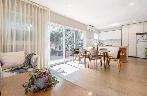 Flemington House | Classic Comforts Moments to Flemington Racecourse